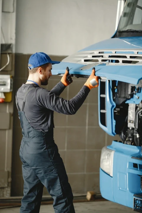 Mekanik duke riparuar një automjet