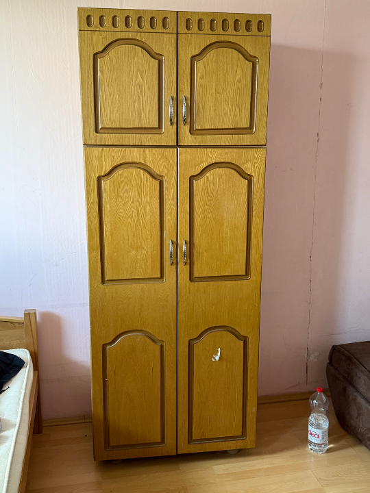 Dollapa, paradhom, Tavolin me dy karriga, dhe dy fotele qe shtrihen