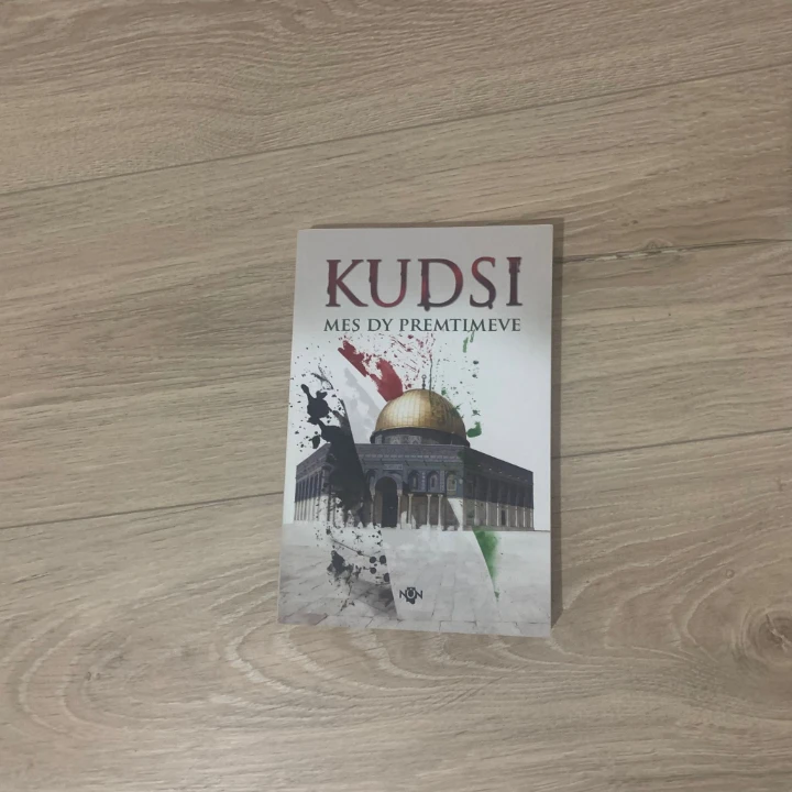 Libri "Kudesi ne mes dy premtimeve"