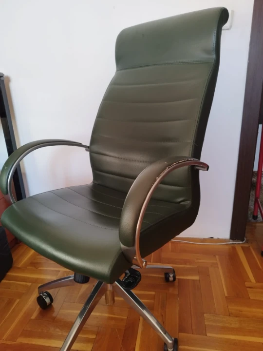 Karrige per tavoline pune