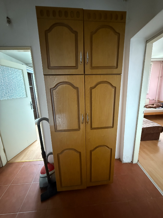Dollapa, paradhom, Tavolin me dy karriga, dhe dy fotele qe shtrihen